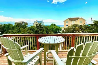 Steps To Beach. Peaceful. Pet-Friendly. Linens Included.