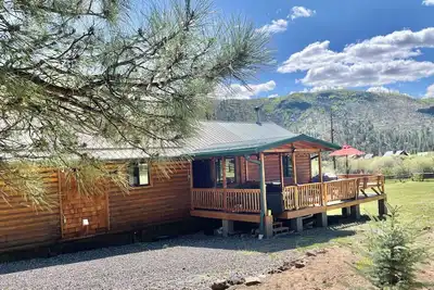 2 Private Cabins on an Secluded Acre, Walk to Restaurants, Fully Fenced