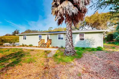 Image de Serene, rural home with furnished patio, countryside views, grill & W/D