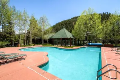 Soda Springs 1br in West Keystone w/ shuttle to slope, pool access & hot tubs!