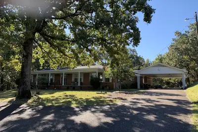 Image de Spacious house sleeps 8-10, on 2 acres, 8 minutes from Square, 4 bdrms, 4 baths,