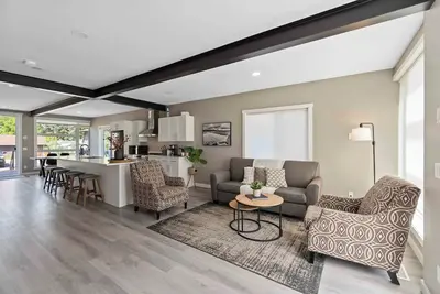 Image de Beautiful Modern house with partial lake view