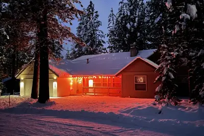 Image de Cozy Escape, 2 Kings, 10 Sharc, Central Air, EVcharger, Hot Tub, Bbq, Bikes, Fireplace