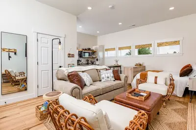 Image de Modern studio with kitchen, laundry, fire pit, grill, & red rock Views!