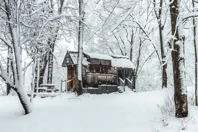Image de Caboose Tiny Home on river with hot tub near Stowe