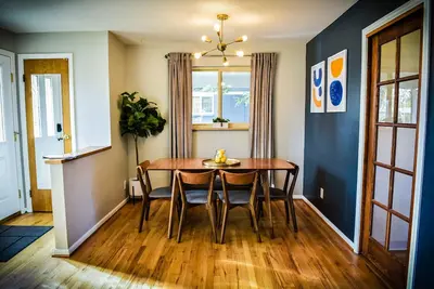 Image de Cozy MidMod • Big Yard • Dining & Shopping Nearby