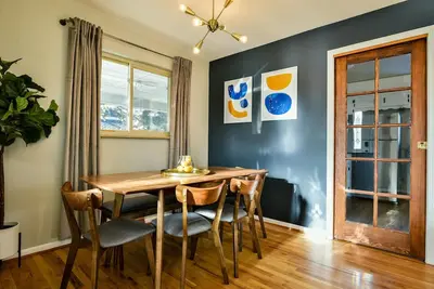 Image de Midcentury Mod • Big Yard • Games • 2 Living Areas