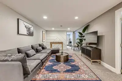 Image de Modern Den • Hot Tub • Private Patio • Fun Games