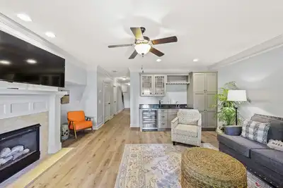 Image de Spacious Lake Townhome - Walk to restaurants, shops and boat rentals