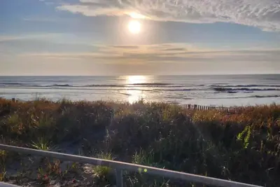 Image de 2 short blocks to the beach, the bay & golf views- Laguna Links Beach House