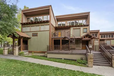 Image de 10 Min to Skiing, Lovely Studio, Hot Tub, Pool!