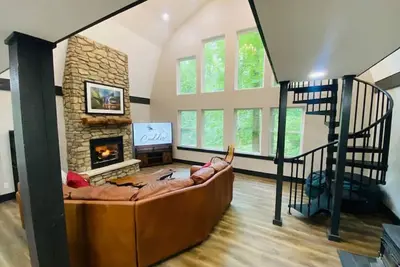 Image de Fully Renovated Cabin in Hocking Hills - Hot Tub, Game Room, Wifi, Fireplace