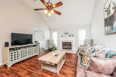 Image de Enjoy the Creature Comforts House/ King Bed/ Pet Friendly