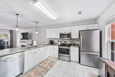 Image de 2 miles from the stadium And convenient to Everything!