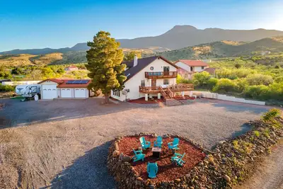 Image de Centrally located, spacious home with private en suite, man cave and views!