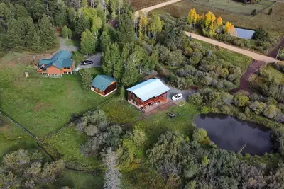 Image de 3 Cabins, 2 Acres, Private Pond, Walk to Restaurants, 4 Separate Sleeping Units
