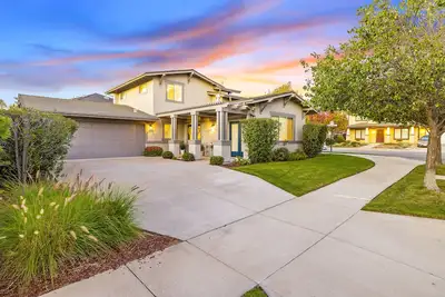 Image de Comfortable home near beach with enclosed yard & patio, W/D, grill