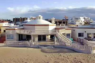 Image de Casa Semana- Beachfront home (up to 18 guests! )