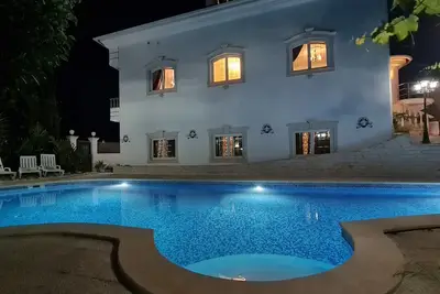 Image de 7 Bedroom Residence at Villa☆☆☆☆☆ (20-25 Guests) by Silver Village Residence