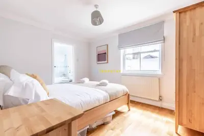 Image de 2 Bed/2 Bath & Free Parking! ❤ Central Windsor ❤
