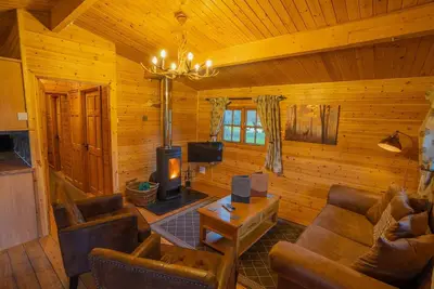 Image de Large three bedroom lodge with private hot tub for five people