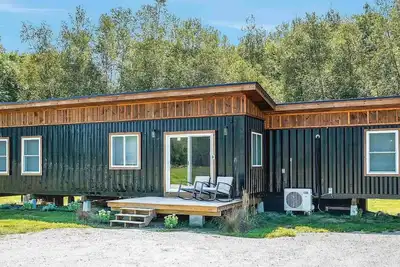 Image de Modern Container House with mountains, river, and privacy.