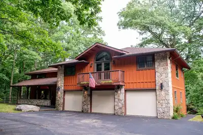 Image de 6br/Sleeps 18, 5 Mins to 7Springs, Hot Tub, Pond, Fire Pit