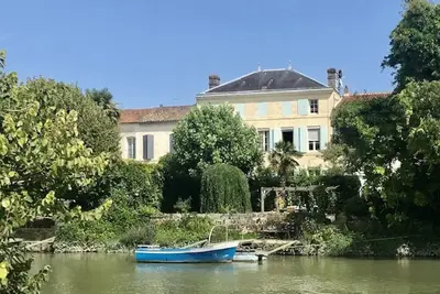 Image de Superbe maison de ville française sur la Charente avec piscine privée