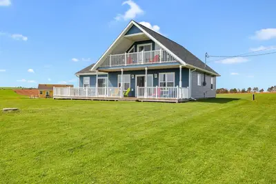 Image de Blue by the Sea w/bunkie- 10 min walk to the beach