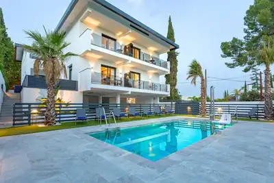 Image de Spectacular 2 Bd with 2 terraces, pool and parking. Arruzafa Viii