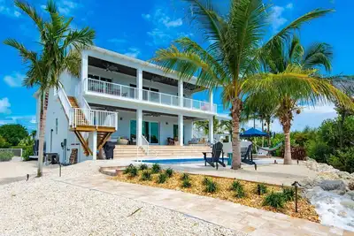Image de Brand New Single Family 5/5 -90ft dock, pool, paddle boards, bicycles plus more!