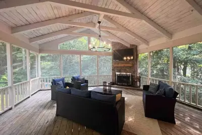 Image de A beautiful, large home located right across the street from Lake Burton.