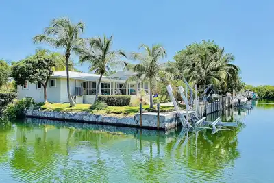 Image de Calm Palms- Corner of Canal, Heated Pool, Kayaks and Privacy!