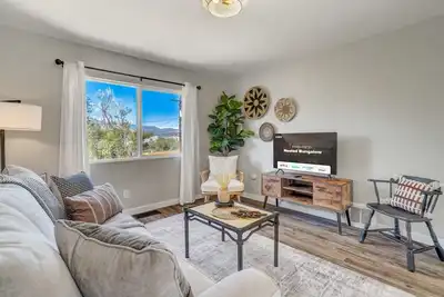 Image de Nested Bungalow – Stylish Retreat w/Fire Pit & Bbq