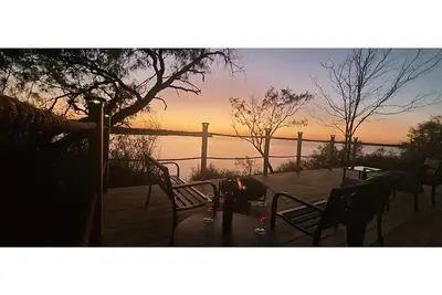 Image de Giant deck overlooking beautiful lake Fort Phantom