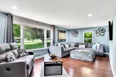 Image de Navy Graduation ~ 6 Flags ~ Bristol Renaissance Faire ~ Casino ~ Outlet Malls