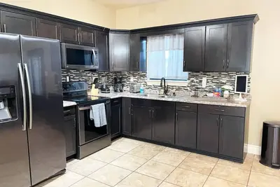 Image de Gated Parking/4 Bedroom-5 bed -2bath Entire Home