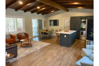 Image de Home away from Home- Mid Century Style - central Omaha (5 min from I-80)