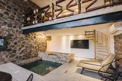 Image de Climatized indoor pool/studio, stone walls -modern/rustic, very intimate space.