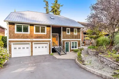 Image de Lovely lakefront home with fireplace, dock, full kitchen, & washer/dryer