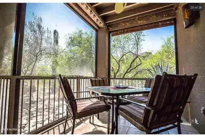 Image de Refreshing Desert Oasis: View, Sparkling Pool, Massage Chair, Remote Work Ready