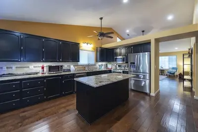 Central Location 4br w\/ Arcades & Spacious Parking