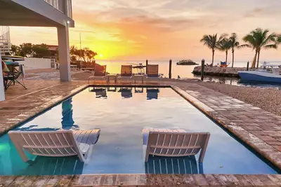 Image de Luxury Waterfront Estate—Pool, Spa, Game Lounge, 2 Docks & Ramp Access—Gulfside