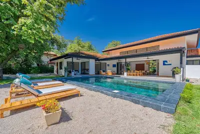 Image de 5 Bed 5 Bath 16 Guests Luxury Style Comfort Villa