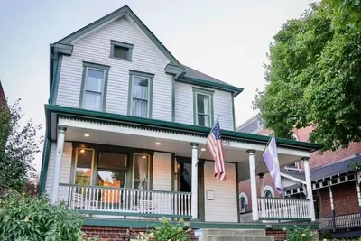 Image de Historic Fletcherplace sleeps 12 Indy downtown