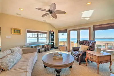 Waterfront Retreat w\/ Deck ~ 7 Mi to Boston!