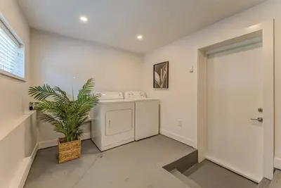 Image de Adorable 3-bedroom Home with free parking space - 5 mins from Pne