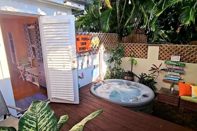 Image de Sunshine Siesta Cottage~Great Old Town Location, Pool, Private Hot Tub!