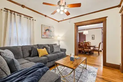 Image de Spacious 4 Bdrm w/Onsite Parking & A/C!
