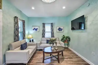 Image de 1 Mi to Uta: Arlington Elm Cottage w/ Fenced Yard